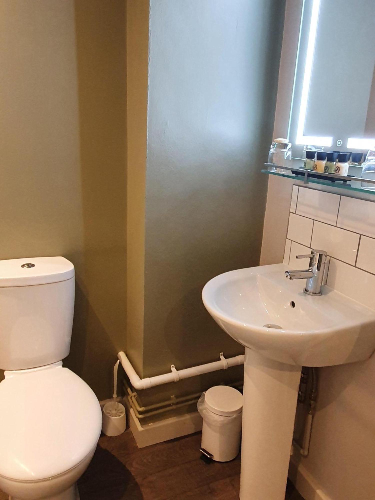Отель The Coach And Horses Хексем Номер фото
